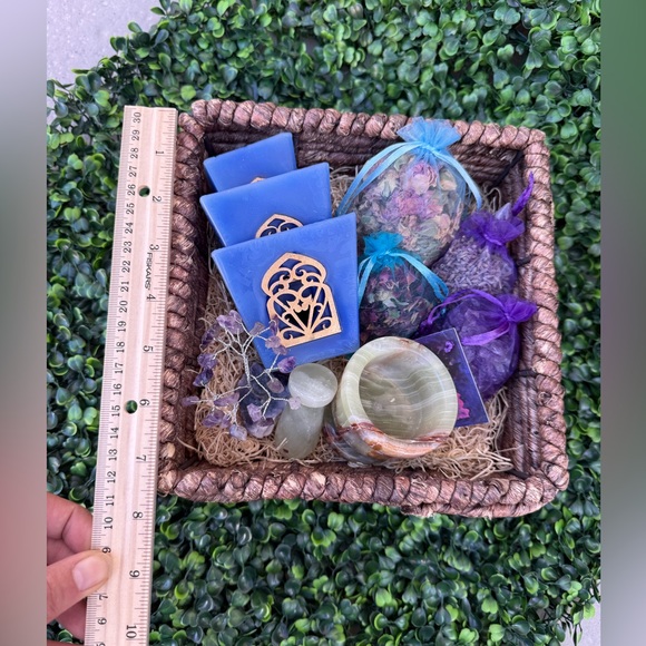 Crystal & Botanical Gift Set | Cleansing, Love, and Spiritual Clarity - Picture 8 of 9